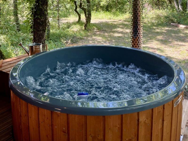 Bain nordique au feu de bois sous les étoiles, une expérience romantique et intime en pleine nature