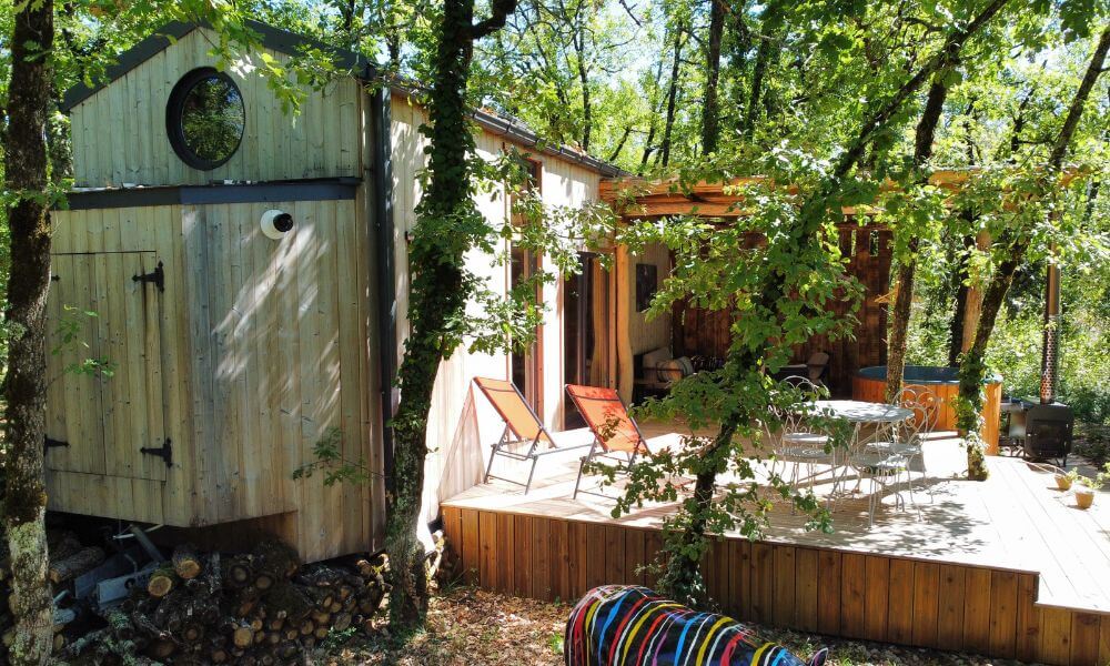 Vue extérieure de la Tiny House Astéria en bois, nichée au cœur de la nature dans le Tarn près d'Albi
