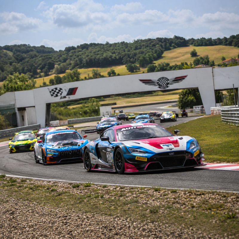 Voitures de course en pleine compétition sur le Circuit d’Albi, près du Sequestre dans le Tarn
