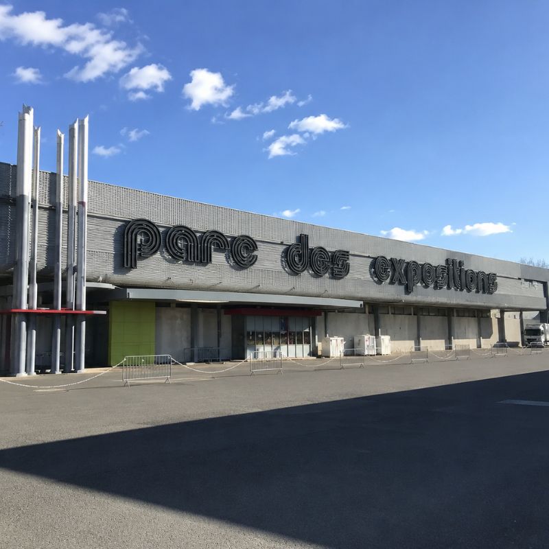 Façade extérieure du Parc des Expositions d’Albi au Sequestre, lieu d’événements, salons et concerts près d’Albi