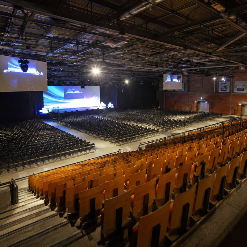 Grande salle intérieure du Scénith au Parc des Expositions d’Albi, aménagée pour concerts, congrès et événements professionnels.