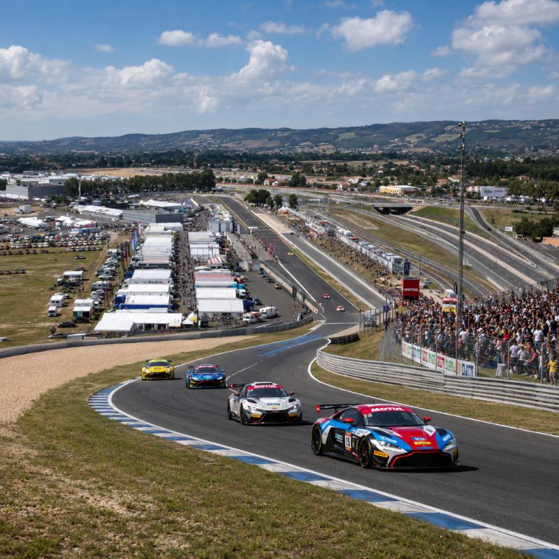 Vue aérienne du Circuit d’Albi avec piste, paddocks, stands et public lors d’un événement automobile