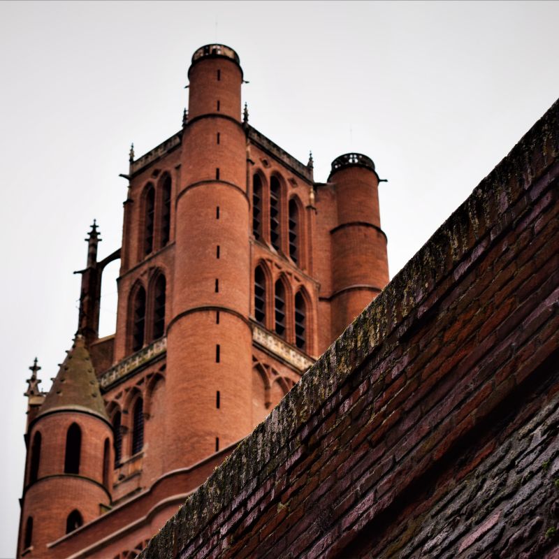 Façade en brique rouge de la cathédrale Sainte-Cécile d’Albi vue en contre-plongée