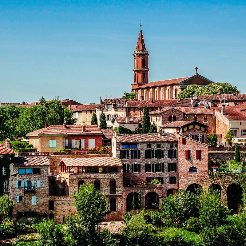 Maisons en pierre et clocher d’un village tarnais à proximité d’Albi et du vignoble de Gaillac