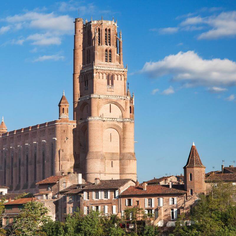 Albi architecture en brique au bord du Tarn