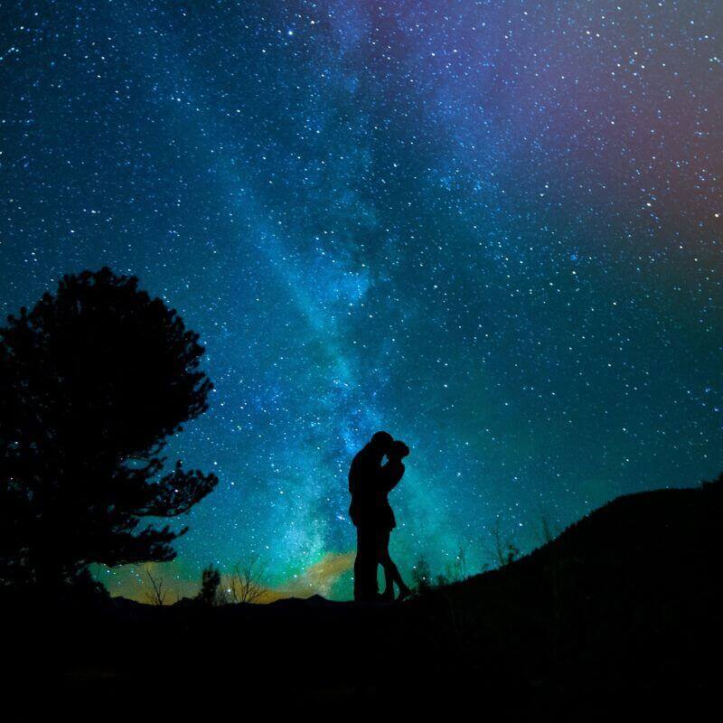Couple regardant les étoiles nuit étoilée