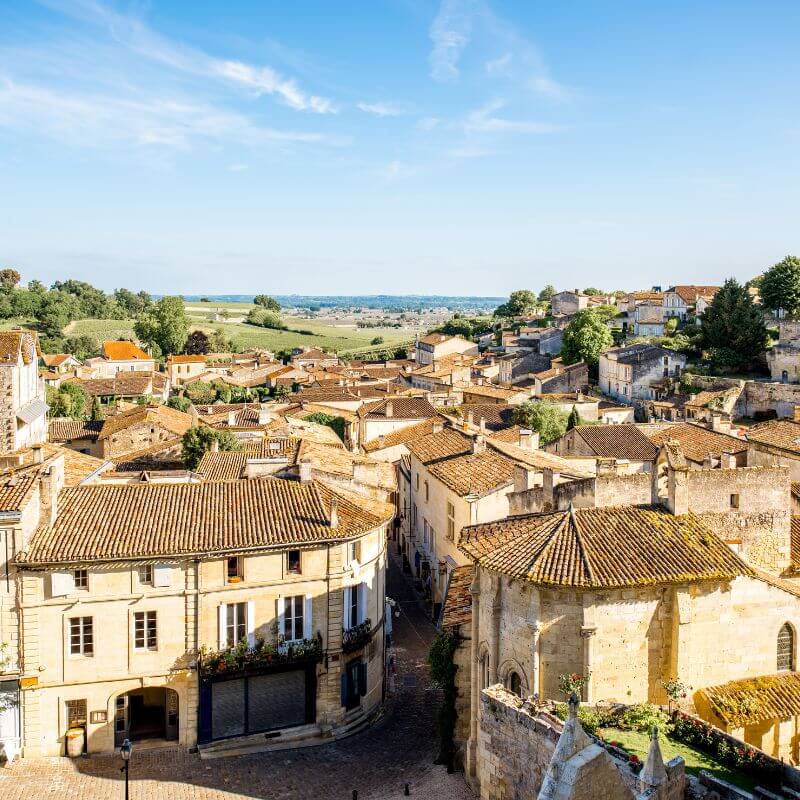 Village médiéval perché ruelle en pierre