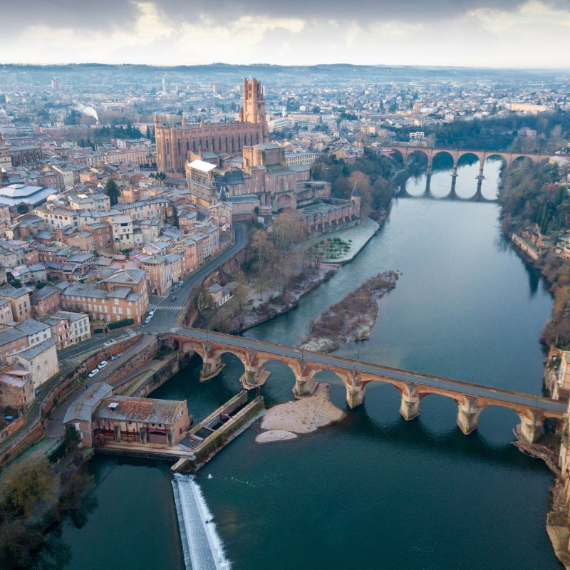 Vue d’Albi et de son architecture de brique au bord du Tarn en hiver